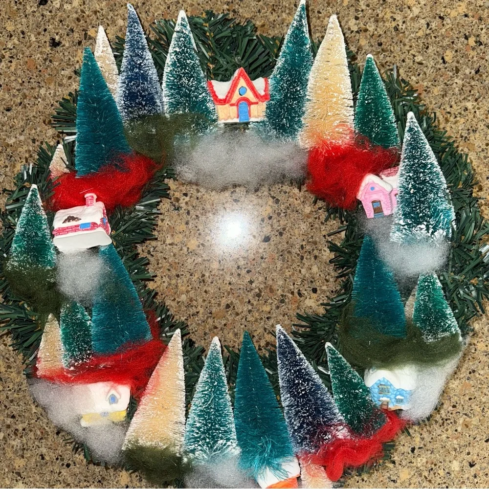 🎄 16 inch Christmas Village Bottlebrush Tree Wreath